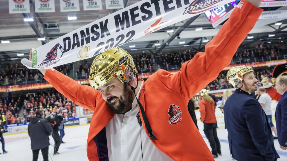 Thomas Simonsen fejrer Dansk Mester 2022 med Aalborg Pirates
